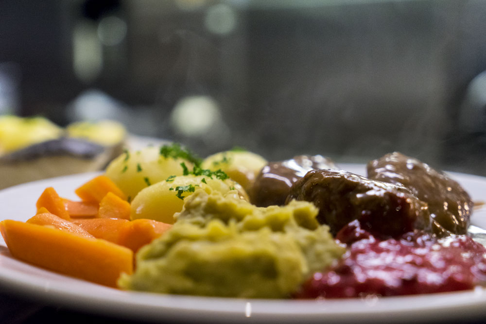 en tallerken med erter, gulrøtter, potet g kjøttboller. foto